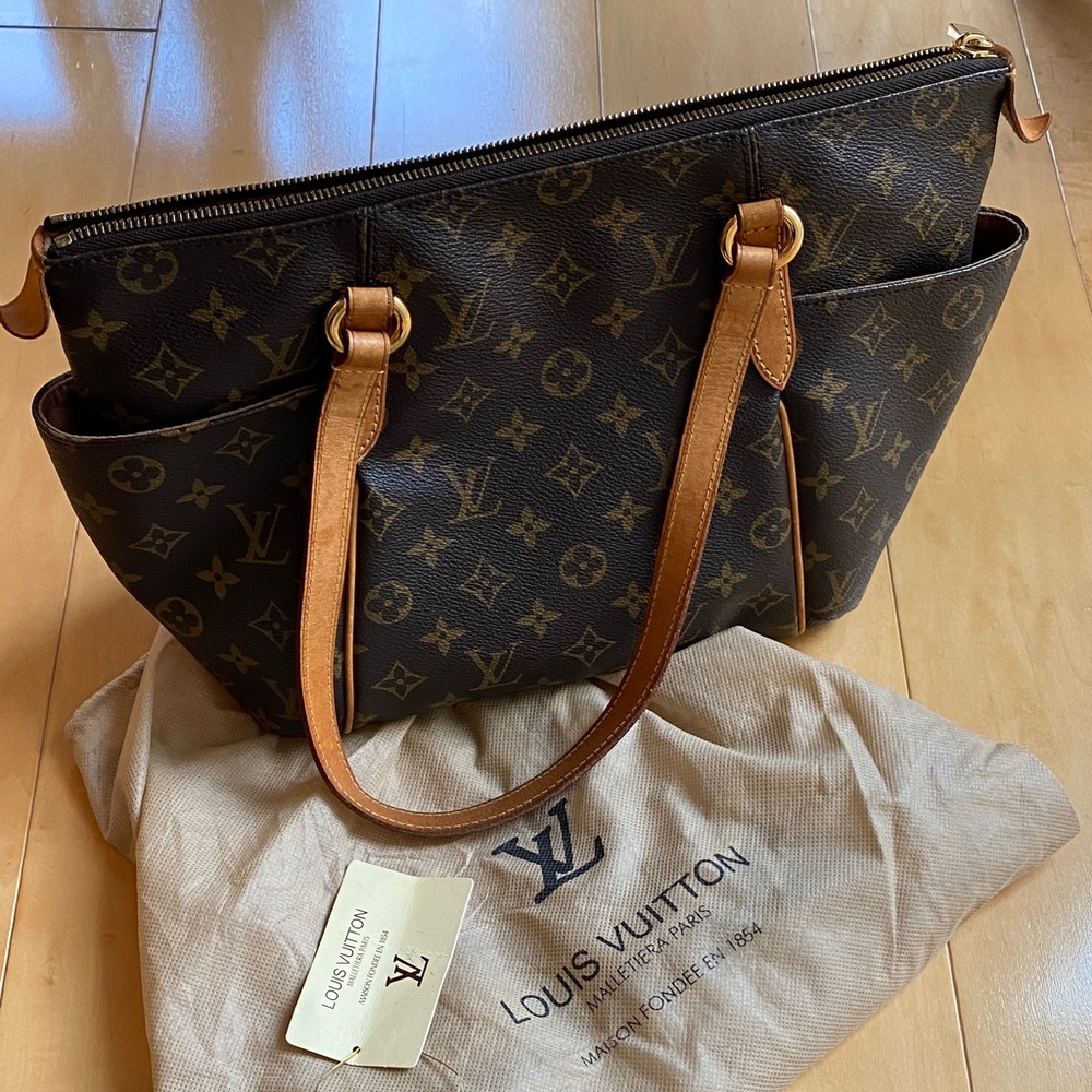 Elegant Brown Monogram Shoulder Bag - Picture 2 of 5